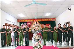 Thiếu tướng Trần Xuân Mạnh chúc mừng Công an phường Linh Sơn và xã Đồng Hỷ